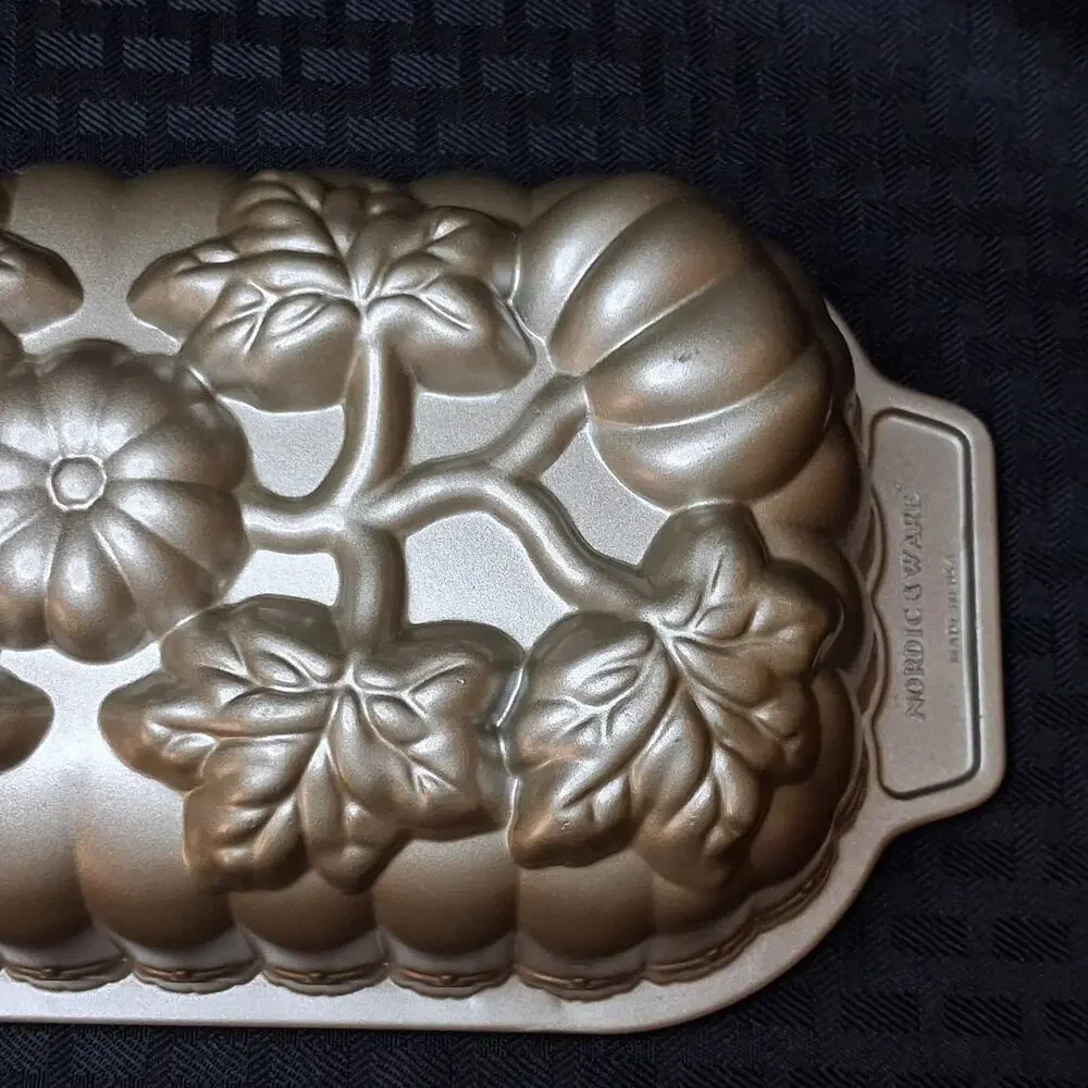 Nordic Ware Pumpkin Loaf Pan 9” x 5” x 2” Bronze EUC